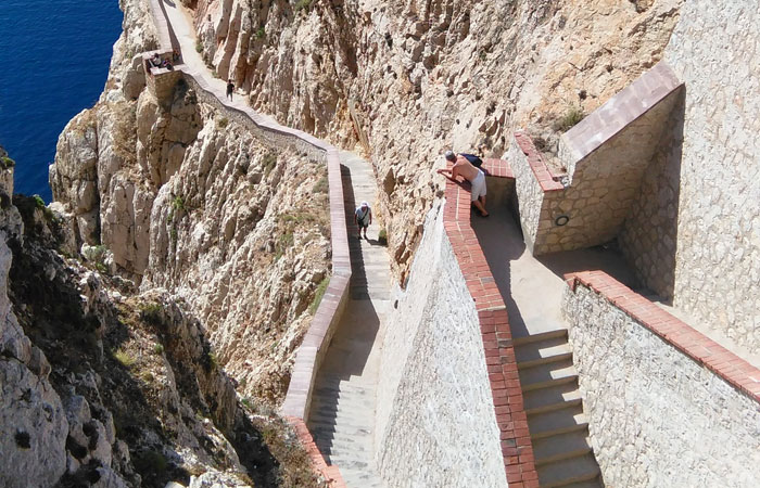 Gli scalini per arrivare alle grotte di Nettuno di Alghero