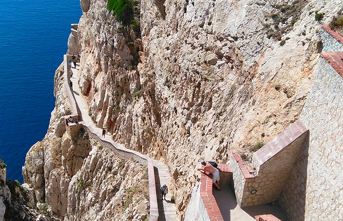 Scalinata verso le grotte di Nettuno