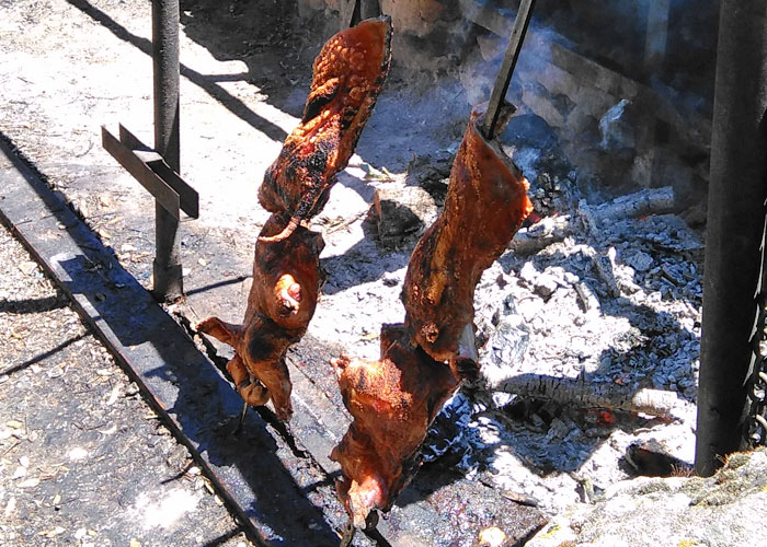 Il famoso porcetto arrosto allo spiedo nelle campagne di Orgosolo