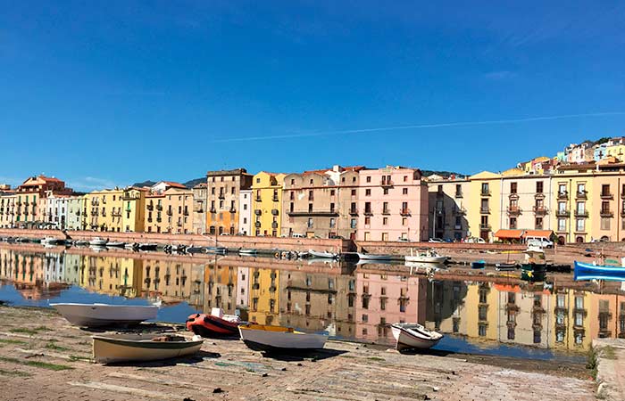 Tipiche case dai colori sgargianti di Bosa lungo il fiume Temo