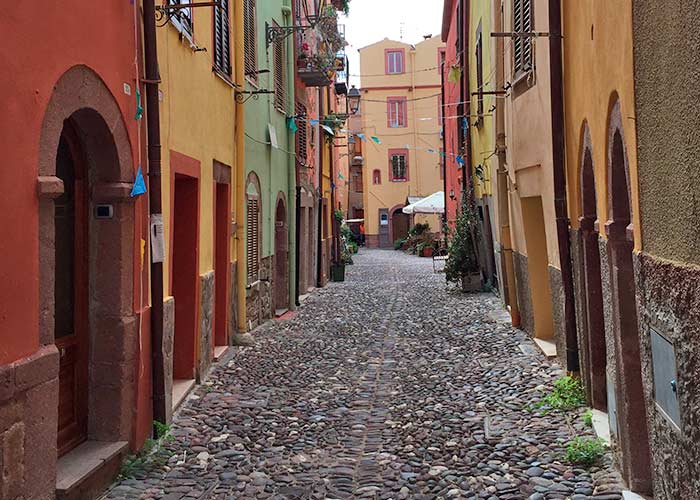 Tipici palazzi a tre piani e stade acciottolate