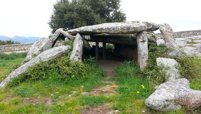 Dolmen all'ingresso di Luras